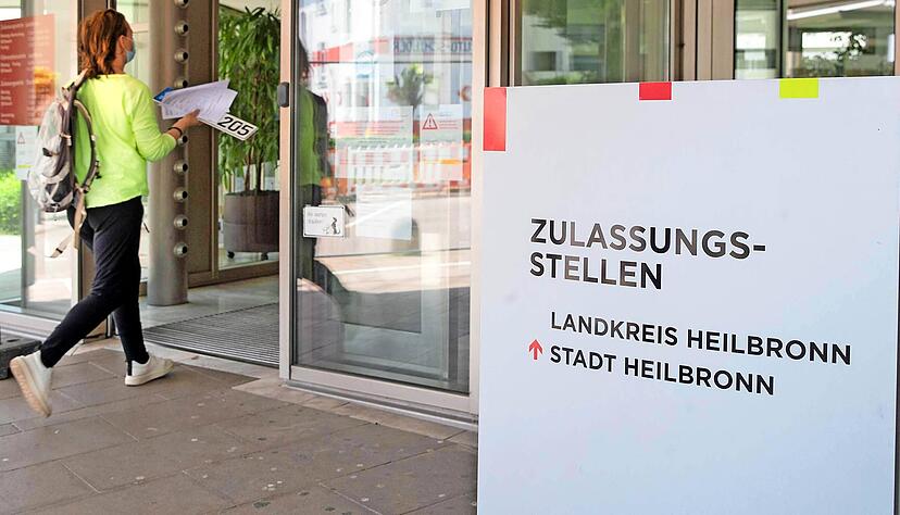Fünf bis zehn Minuten sind das Ziel: Besuche bei den Zulassungsstellen sollen durch die Umstellung künftig deutlich weniger zeitraubend sein.