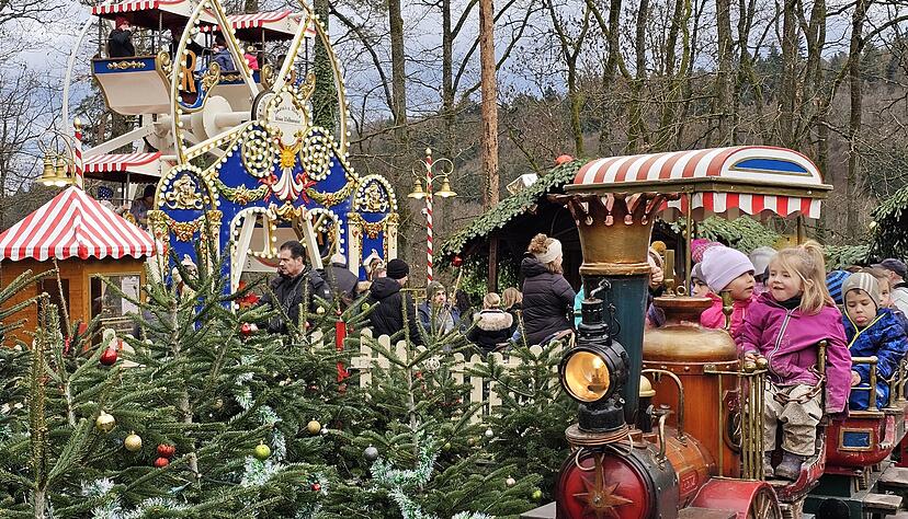 Ein Magnet für Kinder und tausendfach fotografiert: die pittoresken, nostalgischen Fahrgeschäfte für Kinder. Ein Magnet für Kinder und tausendfach fotografiert: die pittoresken, nostalgischen Fahrgeschäfte für Kinder.