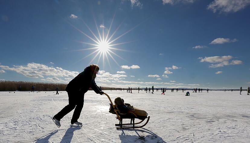 Der See ist v&ouml;llig zugefroren.