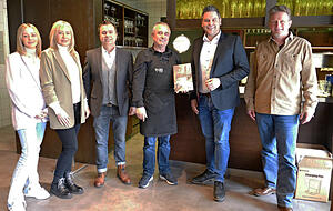 Bauamtsleiter Matthias Carle (von rechts) und B&uuml;rgermeister Andreas Vierling freuen sich, dass Gezim Lika und seine Familie neuen Schwung bringen wollen.