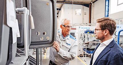 Marc Behrens, Werkleiter des Daikin-Standortes G&uuml;glingen (links), f&uuml;hrt den Bundestagsabgeordneten Fabian Gramling durch die Produktion.
Foto: Daikin