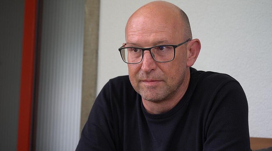 Gerd Eckert (hier im Bild) hat im Alter von zehn Jahren im selben Haus gelebt wie Wütherich. Er hat Fotos und Zeitungsausschnitte gesammelt. Woher die Bilder des Porsche-Mechanikers in der Wohnung stammen, ist nicht mehr nachvollziehbar.