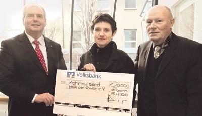 Spendenübergabe: Thomas Hinderberger (links), Geschäftsführerin Beate Bindereif-Mergel und Vorstand Günter Steffen vom Haus der Familie.Foto: Guido Sawatzki Spendenübergabe: Thomas Hinderberger (links), Geschäftsführerin Beate Bindereif-Mergel und Vorstand Günter Steffen vom Haus der Familie.Foto: Guido Sawatzki