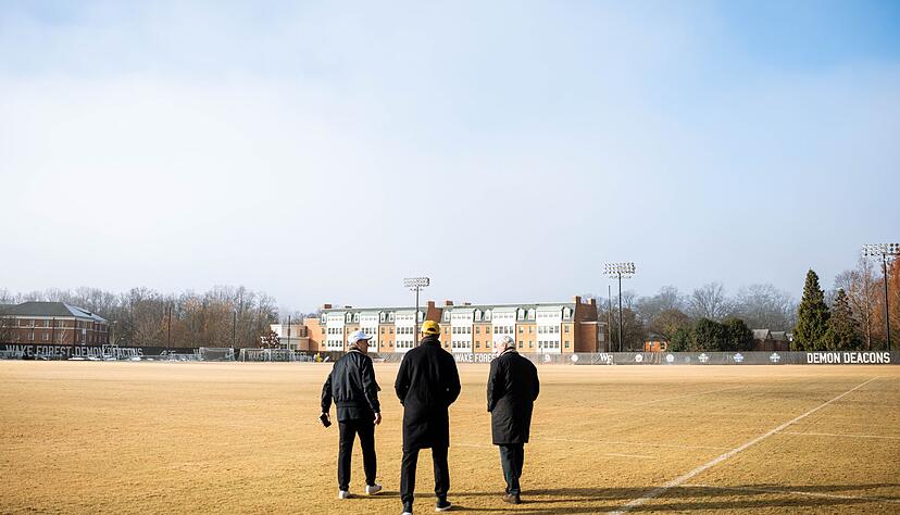 Bundestrainer Julian Nagelsmann (M) und DFB-Sportdirektor Rudi Völler (r) gehen über den Trainingsplatz auf dem Gelände der Privat-Universität Wake Forest. Bundestrainer Julian Nagelsmann (M) und DFB-Sportdirektor Rudi Völler (r) gehen über den Trainingsplatz auf dem Gelände der Privat-Universität Wake Forest.