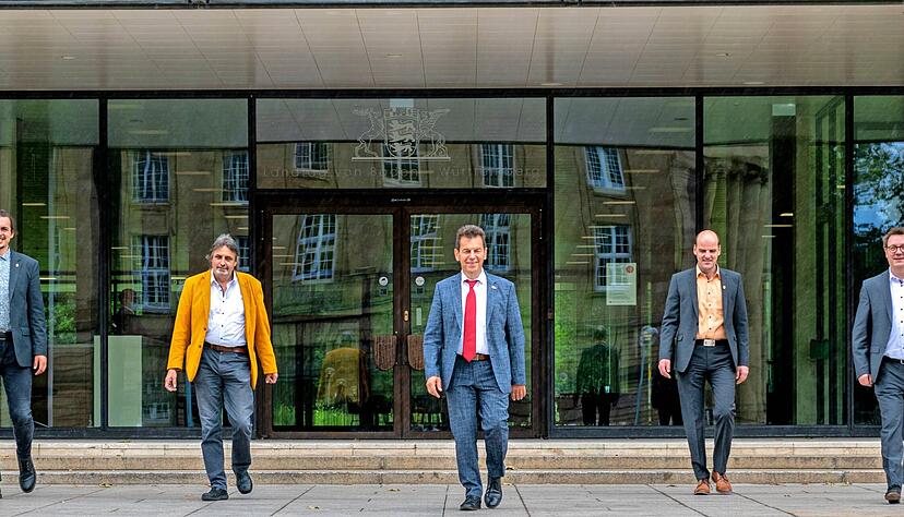 Catherine Kern musste beim Fototermin aus Termingründen passen. Erwin Köhler (von links), Armin Waldbüßer, Klaus Ranger, Georg Heitlinger und Michael Preusch trafen sich vor dem Stuttgarter Landtag. Fotos: Christiana Kunz Catherine Kern musste beim Fototermin aus Termingründen passen. Erwin Köhler (von links), Armin Waldbüßer, Klaus Ranger, Georg Heitlinger und Michael Preusch trafen sich vor dem Stuttgarter Landtag. Fotos: Christiana Kunz