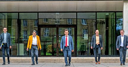 Catherine Kern musste beim Fototermin aus Termingründen passen. Erwin Köhler (von links), Armin Waldbüßer, Klaus Ranger, Georg Heitlinger und Michael Preusch trafen sich vor dem Stuttgarter Landtag. Fotos: Christiana Kunz