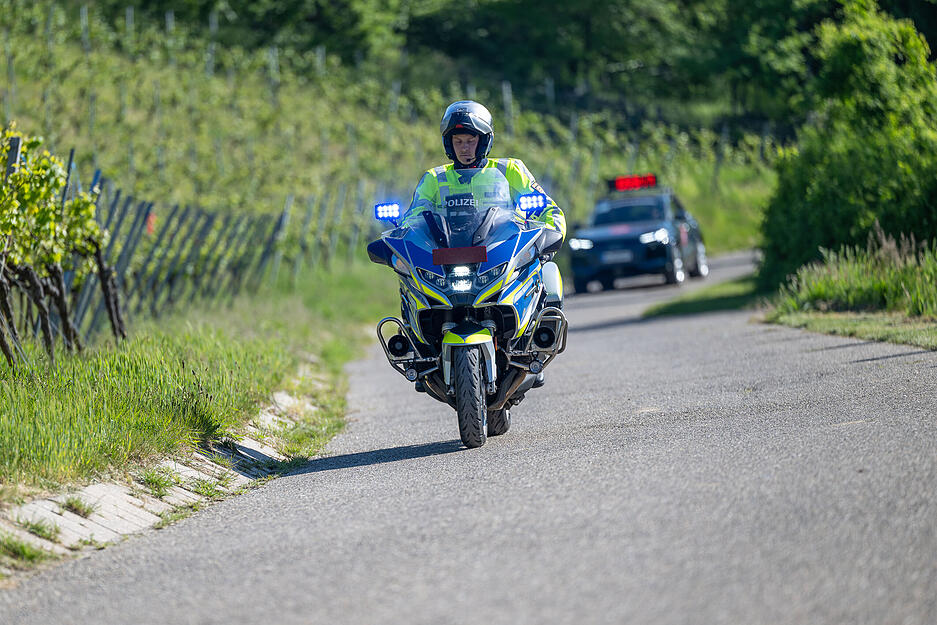 Das Führungsfahrzeug zeigt den Läufern beim Trollinger-Marathon den Weg durch Heilbronns Weinberge. Das Führungsfahrzeug zeigt den Läufern beim Trollinger-Marathon den Weg durch Heilbronns Weinberge.