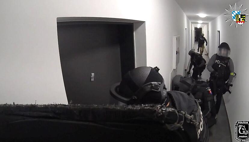Die slowakische Polizei stürmt ein Appartement - hinter dieser Tür vermuteten sie den Ursprung vieler Schockanrufe. (Handout)