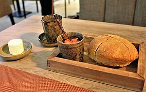 Auch die Kleinigkeiten sind im neuen Restaurant probierenswert. Foto: Jürgen Koch Auch die Kleinigkeiten sind im neuen Restaurant probierenswert. Foto: Jürgen Koch