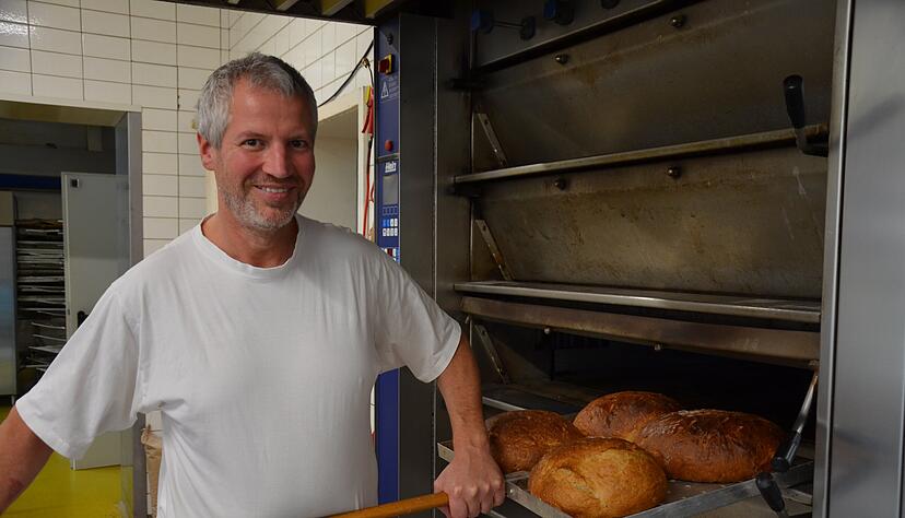 Roland B&uuml;rk f&uuml;llt seinen Backofen mit so vielen Brotlaiben wie m&ouml;glich.