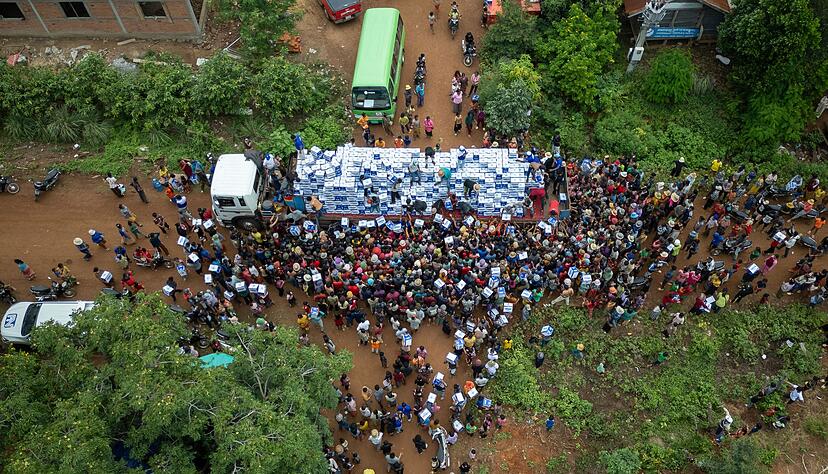 In Kambodscha sollen mittlerweile 80.000 Menschen wegen der Kämpfe vertrieben worden sein. In Kambodscha sollen mittlerweile 80.000 Menschen wegen der Kämpfe vertrieben worden sein.