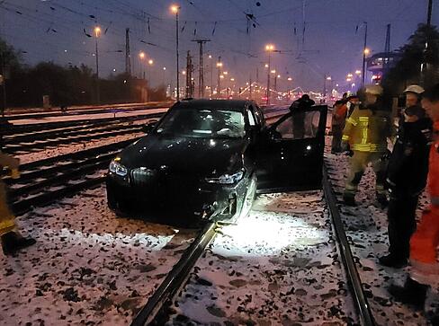 Eine Autofahrerin verwechselte Schienen mit der Stra&szlig;e und stand mit ihrem Auto auf Bahngleisen.
