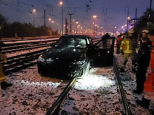 Eine Autofahrerin verwechselte Schienen mit der Straße und stand mit ihrem Auto auf Bahngleisen. Eine Autofahrerin verwechselte Schienen mit der Straße und stand mit ihrem Auto auf Bahngleisen.