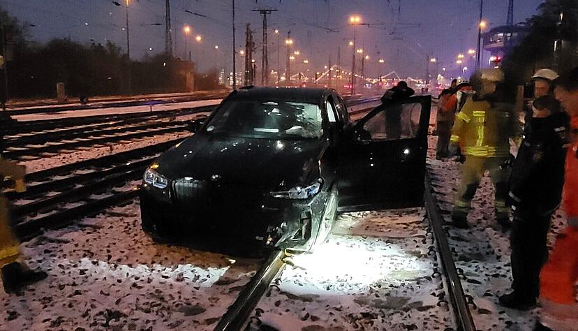 Eine Autofahrerin verwechselte Schienen mit der Stra&szlig;e und stand mit ihrem Auto auf Bahngleisen.