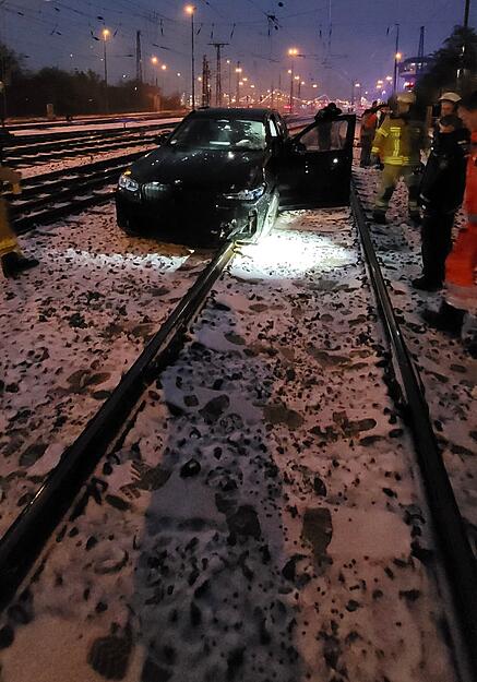 Eine Autofahrerin verwechselte Schienen mit der Straße und stand mit ihrem Auto auf Bahngleisen. Eine Autofahrerin verwechselte Schienen mit der Straße und stand mit ihrem Auto auf Bahngleisen.