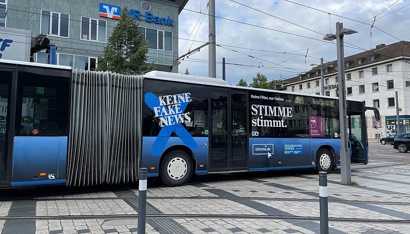 Die Heilbronner Stimme will beim Thema Falschnachrichten sensibilisieren – auch dieser Gelenkbus weist auf die Kampagne hin.
