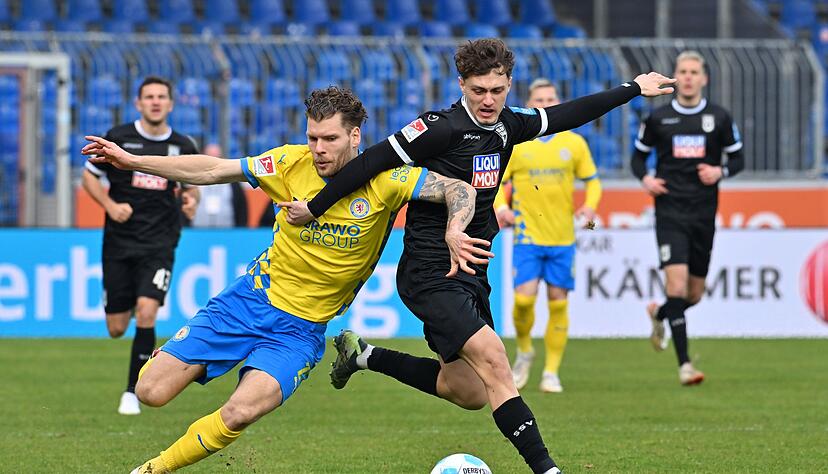 Laufduell zwischen Ulms Maurice Krattenmacher (r) und dem Braunschweiger Kevin Ehlers.