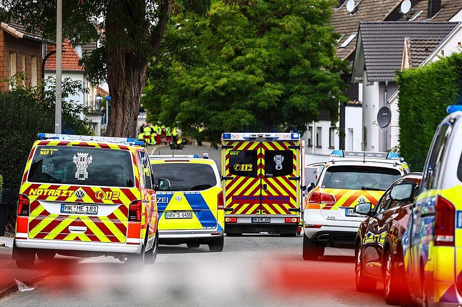 Polizei und Rettungskr&auml;fte sind an einem Tatort in einem Wohngebiet in Menden im Einsatz. Dort sollen Sch&uuml;sse gefallen und zwei Menschen getroffen worden sein.