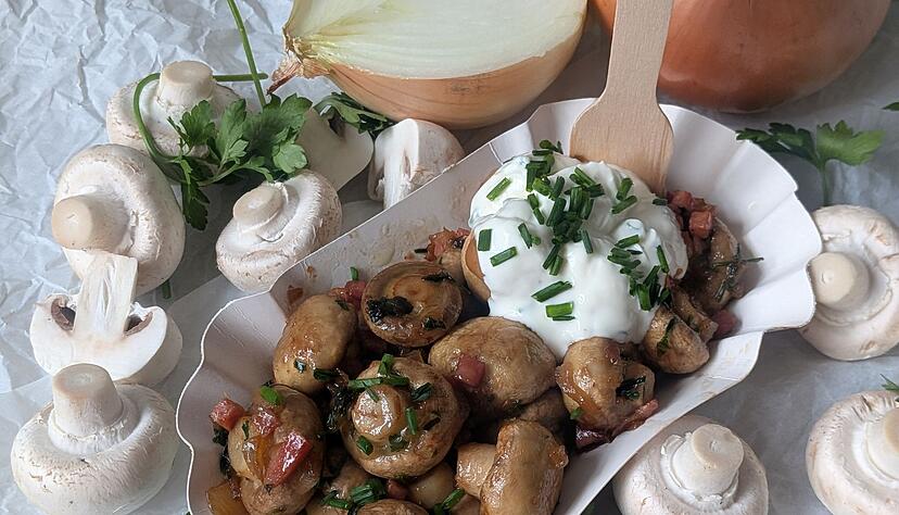 Ob mit oder ohne Speckwürfelchen: Beim Anblick des Schälchens mit den Champignons fühlt man sich wie auf dem Weihnachtsmarkt. Ob mit oder ohne Speckwürfelchen: Beim Anblick des Schälchens mit den Champignons fühlt man sich wie auf dem Weihnachtsmarkt.