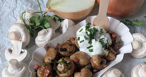 Ob mit oder ohne Speckwürfelchen: Beim Anblick des Schälchens mit den Champignons fühlt man sich wie auf dem Weihnachtsmarkt.