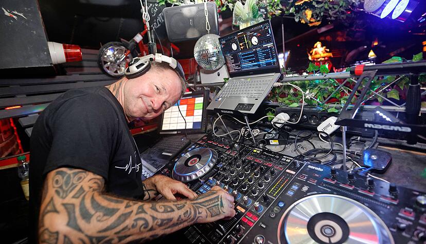 Frank "DJ Franky" Siegmann am Mischpult. Er ist einer der zahlreichen Discjockeys, die in der Gartenlaube für Stimmung sorgen. Mit wechselnden Mottos an Samstagen und Mixed Music am Freitag. Frank "DJ Franky" Siegmann am Mischpult. Er ist einer der zahlreichen Discjockeys, die in der Gartenlaube für Stimmung sorgen. Mit wechselnden Mottos an Samstagen und Mixed Music am Freitag.