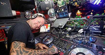 Frank "DJ Franky" Siegmann am Mischpult. Er ist einer der zahlreichen Discjockeys, die in der Gartenlaube für Stimmung sorgen. Mit wechselnden Mottos an Samstagen und Mixed Music am Freitag.
Fotos: Marc Schmerbeck