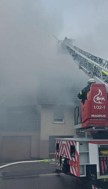 Die Feuerwehr ist für Löscharbeiten im Einsatz. Doch dafür muss die B39, an der sich das betroffene Haus befindet, voll gesperrt werden.