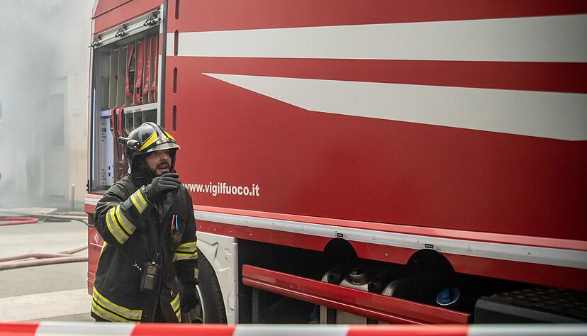 Die Feuerwehr ist mit einem Gro&szlig;aufgebot vor Ort. (Symbolbild)