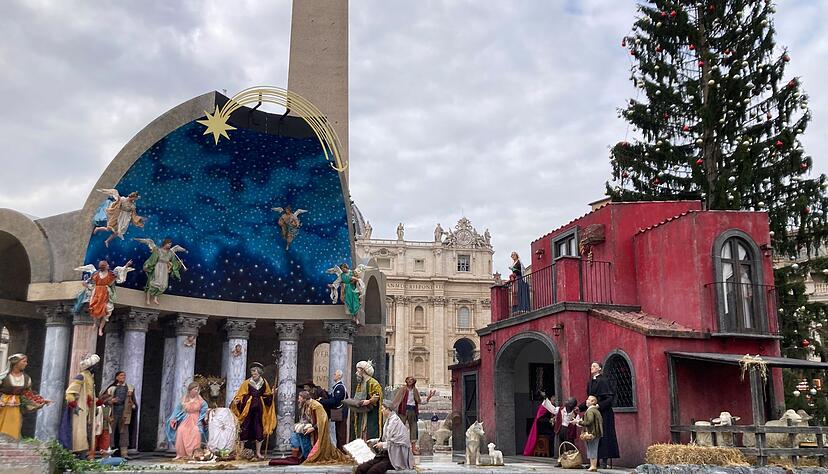 Die Krippe am Petersplatz lockt derzeit zahlreiche Besucher an.