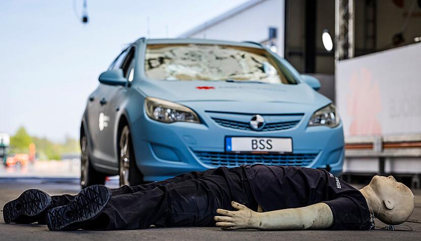 Ein Mensch h&auml;tte keine Chance gehabt: Das Crashtest-Auto hatte ihn mit 40 Stundenkilometern ungebremst erfasst.