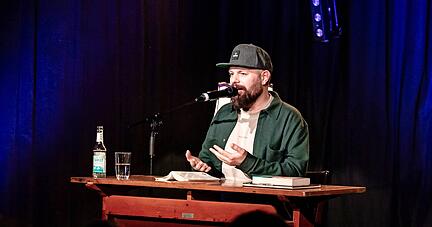 Hat mit seinem aktuellen Buch eine Art trojanisches Pferd der Satire geschaffen: Autor und Satiriker Patrick Salmen in der Maschinenfabrik. 
Foto: Helmut Melchert