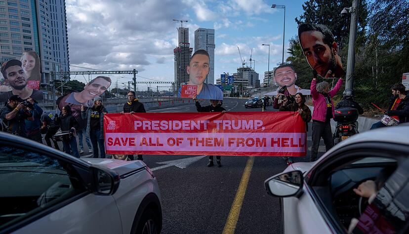 Demonstranten fordern Freilassung von Hamas-Geiseln.