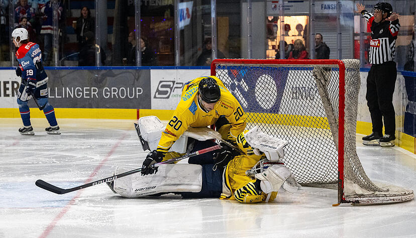 Ein Foto mit Symbolcharakter: Adam Schusser bringt seinen Goalie Conner McLeod zu Fall. Die Bayreuth Tigers werden keine Oberliga-Lizenz f&uuml;r die neue Saison beantragen.