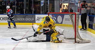 Ein Foto mit Symbolcharakter: Adam Schusser bringt seinen Goalie Conner McLeod zu Fall. Die Bayreuth Tigers werden keine Oberliga-Lizenz f&uuml;r die neue Saison beantragen.