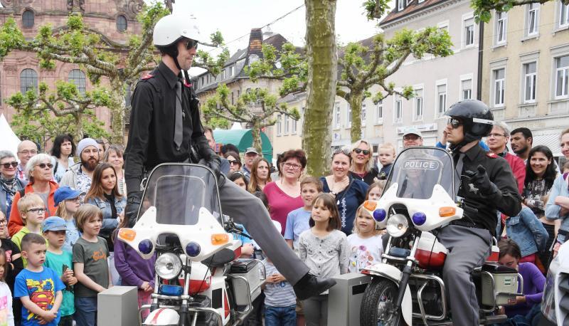 Die Gruppe Actic beim Internationalen Straßentheaterfestival in Rastatt auf. Foto: Uli Deck/Archiv Die Gruppe Actic beim Internationalen Straßentheaterfestival in Rastatt auf. Foto: Uli Deck/Archiv