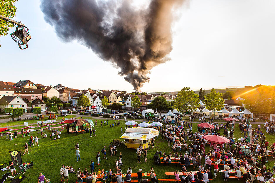 Riesige Rauchwolke nach Großbrand in Lauffen – Feuer in Lagerhalle von Econello