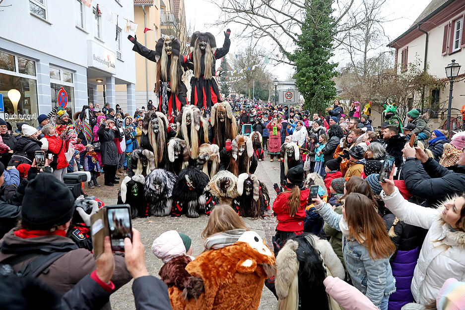 Fasnetsumzug in Brackenheim: Hexen, Dämonen, Böcke ziehen durch die Altstadt
