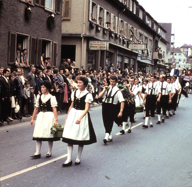 Die Winzergruppe mit Kalebstraube beim Umzug, vermutlich 1961. Die Winzergruppe mit Kalebstraube beim Umzug, vermutlich 1961.
