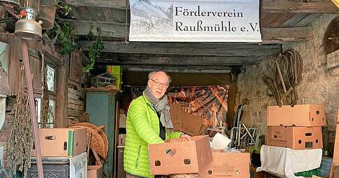 Kistenweise B&uuml;cher: Franz Budke vom F&ouml;rderverein Rau&szlig;m&uuml;hle l&auml;dt Interessierte zum Sichten und Sortieren des umfangreichen Fundus ein.
Foto: K&uuml;hl, J&ouml;rg