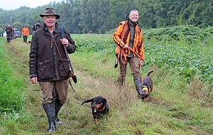 Hundef&uuml;hrer Max Urban mit Alpenl&auml;ndischer Dachsbracke Abbey und Hundef&uuml;hrerin Petra Messner mit Schwarzw&auml;lder Bracken R&uuml;de Charlie.
Fotos: J&ouml;rg K&uuml;hl