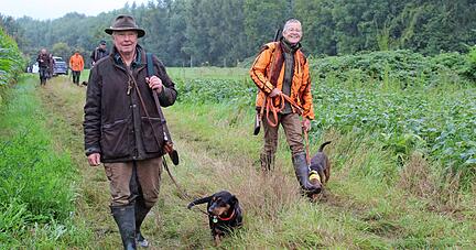 Hundef&uuml;hrer Max Urban mit Alpenl&auml;ndischer Dachsbracke Abbey und Hundef&uuml;hrerin Petra Messner mit Schwarzw&auml;lder Bracken R&uuml;de Charlie.
Fotos: J&ouml;rg K&uuml;hl