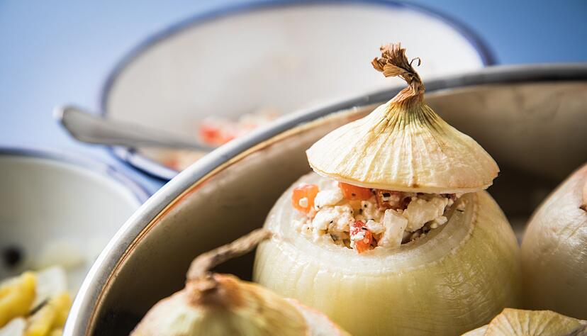 Gef&uuml;llte Zwiebel fleischfrei: Hier kommen Feta und Paprika in das ausgeh&ouml;hlte Gem&uuml;se hinein. Der Deckel wird nach dem Bef&uuml;llen wieder aufgesetzt.