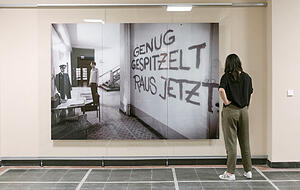 Das Ministerium für Staatssicherheit, kurz Stasi, überwachte und bespitzelte Bürger. Mit der Entspannungspolitik der 1970er-Jahre nahmen die Aktivitäten der Stasi zu. Das Ministerium für Staatssicherheit, kurz Stasi, überwachte und bespitzelte Bürger. Mit der Entspannungspolitik der 1970er-Jahre nahmen die Aktivitäten der Stasi zu.
