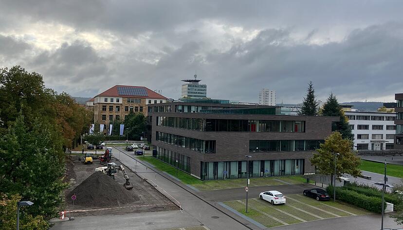 Die Duale Hochschule Baden-W&uuml;rttemberg in Heilbronn (Mitte) bekommt einen Erweiterungsbau. Das wei&szlig;e Geb&auml;ude (rechts hinten) wird abgerissen, die Labore kommen in der Zwischenzeit in Modulen unter. Die kommen auf einen Teil der Parkpl&auml;tze.