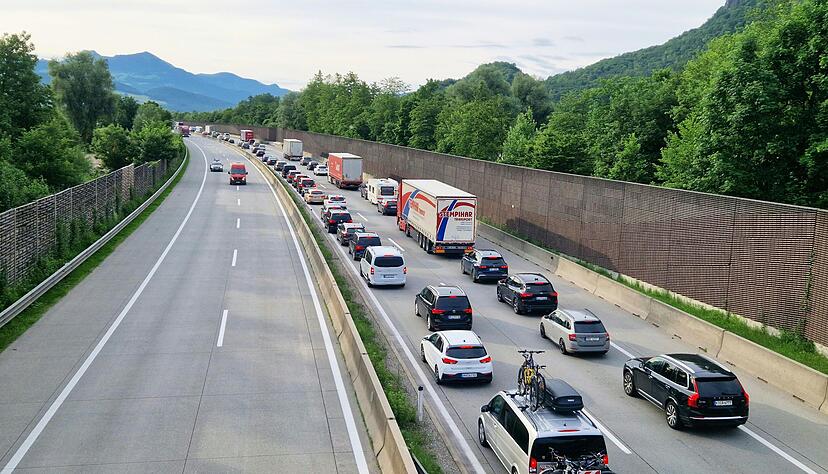 Die Blechlawine wälzt sich Richtung Süden. Die Blechlawine wälzt sich Richtung Süden.