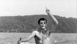 Toni Sailer macht in «Ein Stück vom Himmel» auch auf Wasserskiern eine gute Figur.