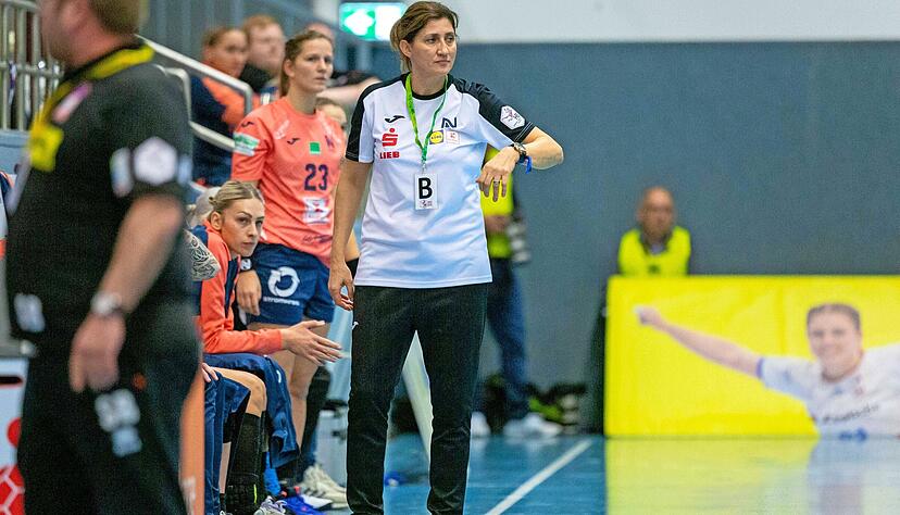 So nah wie hier, bei der 20:34-Niederlage gegen Blomberg-Lippe, sah man Luisa Schulze (links) und Trainerin Tanja Logvin danach nicht mehr. Nun wechselt die Nationalspielerin zu Metz Handball.