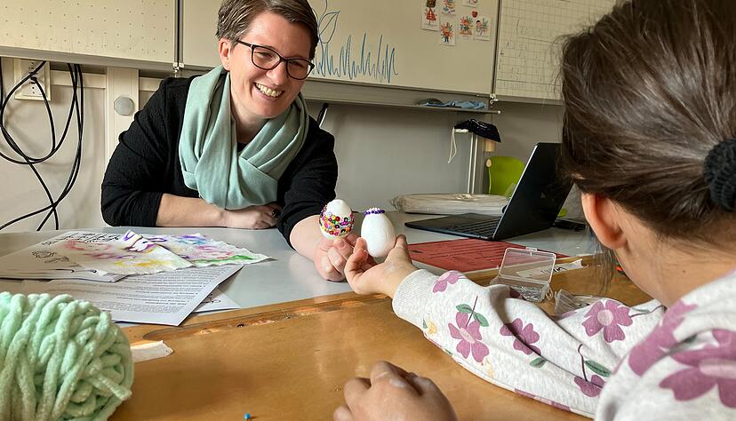 Heidi Günther mit einer besonderen Kunstpause an der Rosenauschule Heilbronn, die sie leitet. Heidi Günther mit einer besonderen Kunstpause an der Rosenauschule Heilbronn, die sie leitet.