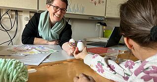 Heidi G&uuml;nther mit einer besonderen Kunstpause an der Rosenauschule Heilbronn, die sie leitet.