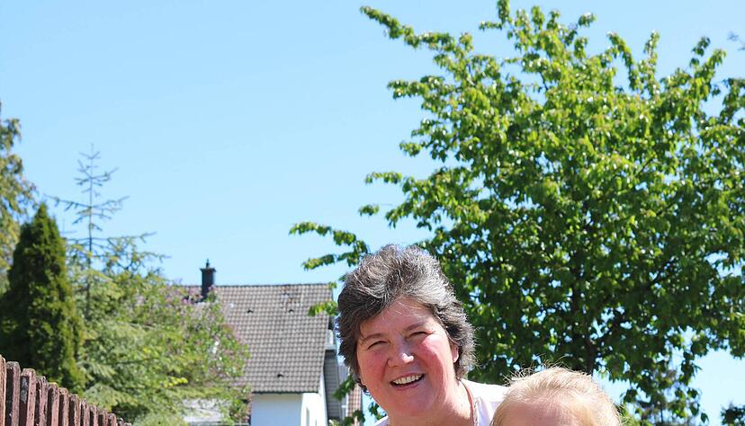 Gisela Hartmann (links) und Vanessa Buss freuen sich darüber, dass sich so viele an ihrer Aktion beteiligen. Gisela Hartmann (links) und Vanessa Buss freuen sich darüber, dass sich so viele an ihrer Aktion beteiligen.